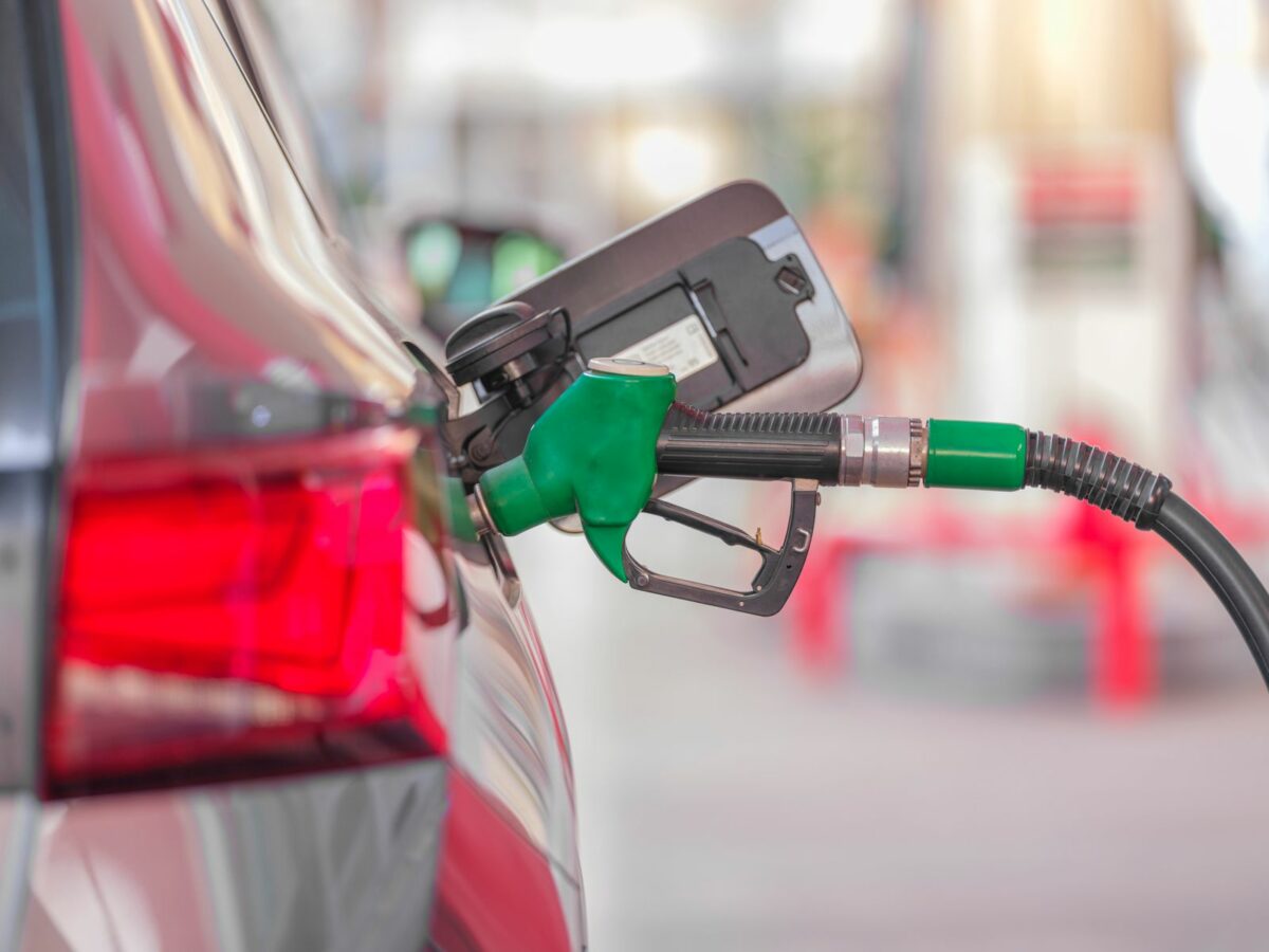 Pistolet de carburant vert inséré dans le réservoir d une voiture à la station-service