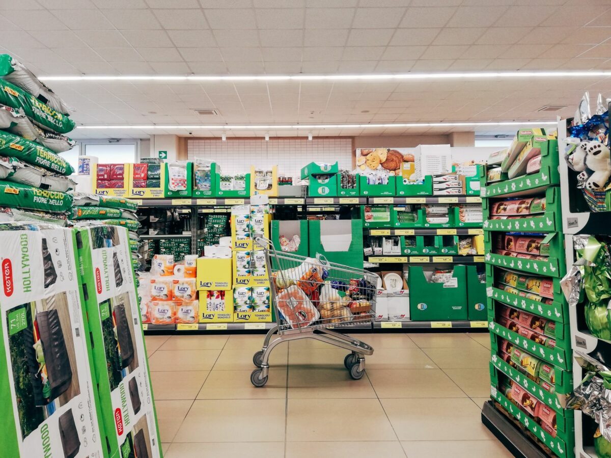 Rayon de supermarché avec un caddie, illustration des commerces ouverts le samedi 15 août 2026