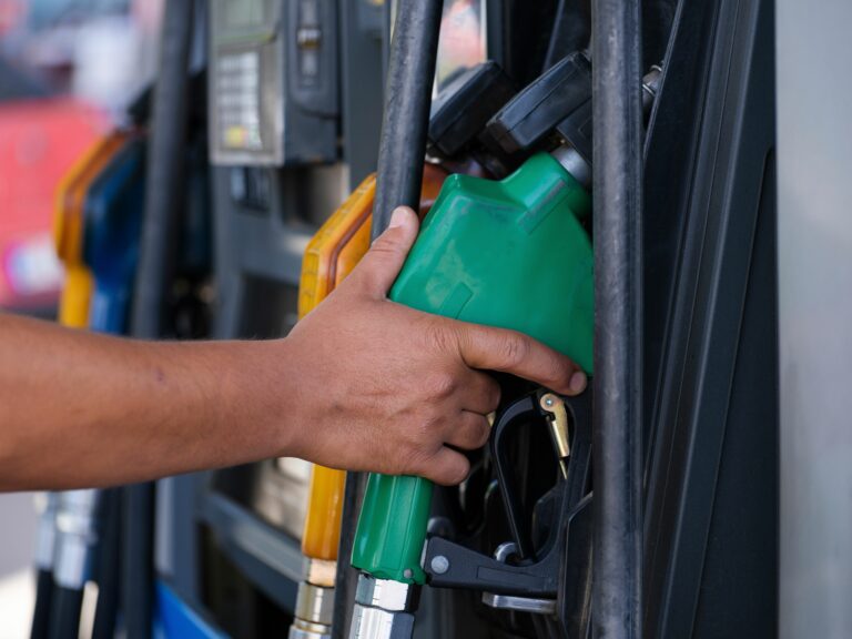 Gazole à 2,27 €, E10 à 2,10 € : la hausse du baril arrive à la pompe, comment payer votre plein moins cher